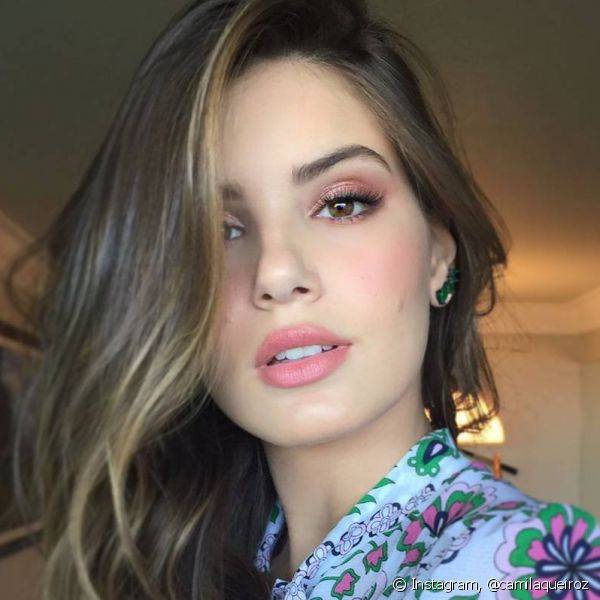 A make rosa monocromática deixou o visual de Camila Queiroz mais romântico (Foto: Instagram @camilaqueiroz)